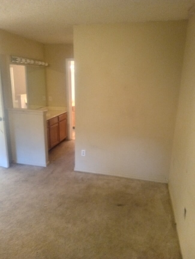 Building Photo - 6836 S Creek Dr