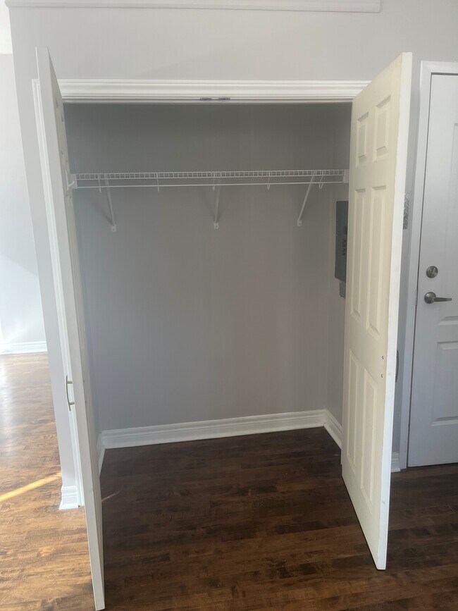 Photo du bâtiment - Bachelor _ Queen and Broadview