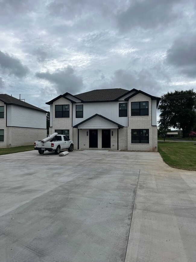 Building Photo - COX-NORTHRIDGE DR-3