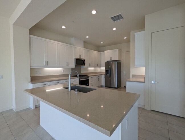 Foto del edificio - Beautiful Two-Story Four Bedroom Home at t...