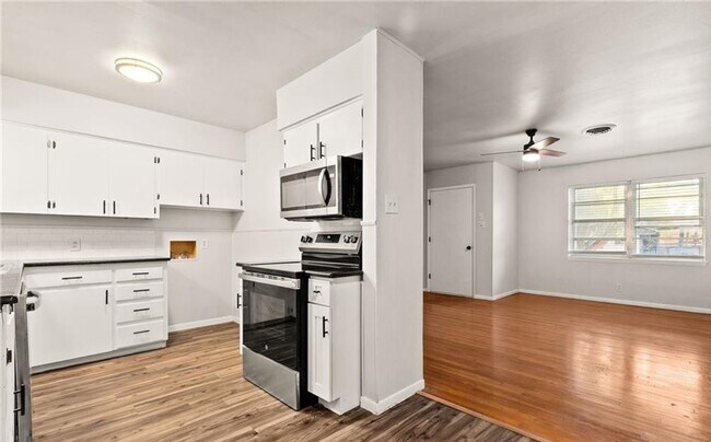 Foto del edificio - Renovated 4-bedroom 1.5 bathroom home!  Housing accepted! MOVE-IN SPECIAL!