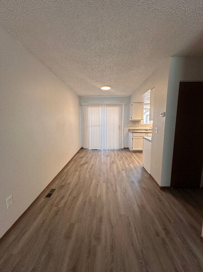 Foto del edificio - Tastefully updated townhome!