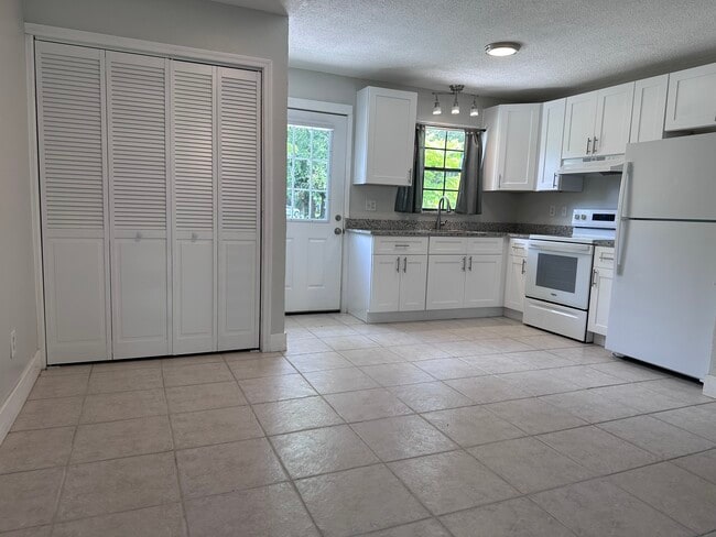 Building Photo - 907 Royal Oak Ct