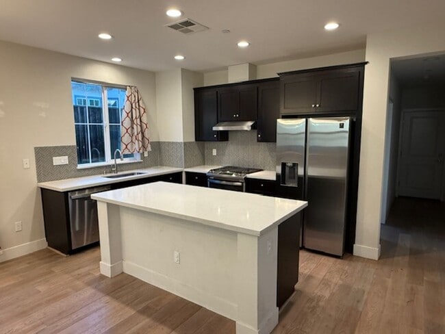Building Photo - Beautiful and Modern 4 Bedroom 3 Bath Alma...