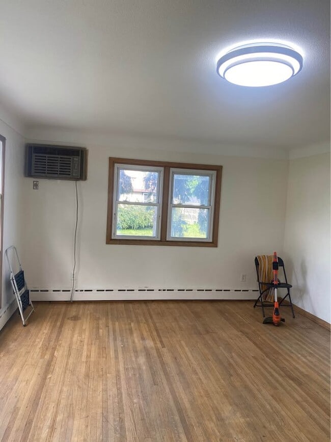Building Photo - 205 9th St S