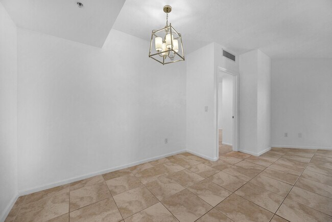 Building Photo - 403 S Sapodilla Ave