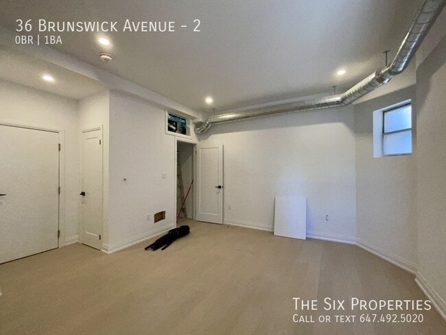 Building Photo - Brand New Bachelor Apartment in the Heart of Downtown