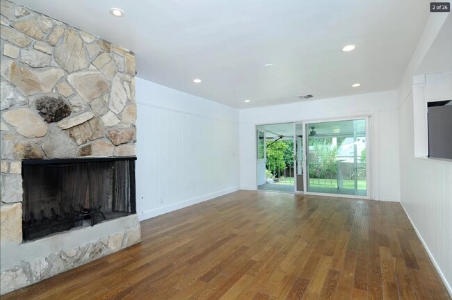 Building Photo - 2458 Sleepy Hollow Dr
