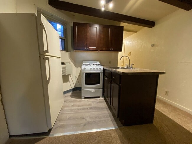 Cozy Two Bedroom Apartment in Oakland! On-Site Laundry & Air Conditioning! Call Now! - Cozy Two Bedroom Apartment in Oakland! On-Site Laundry & Air Conditioning! Call Now!