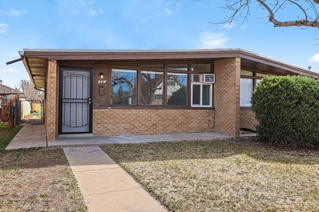 Foto del edificio - Newly Renovated 2Bed/1Bath Duplex in Park Hill