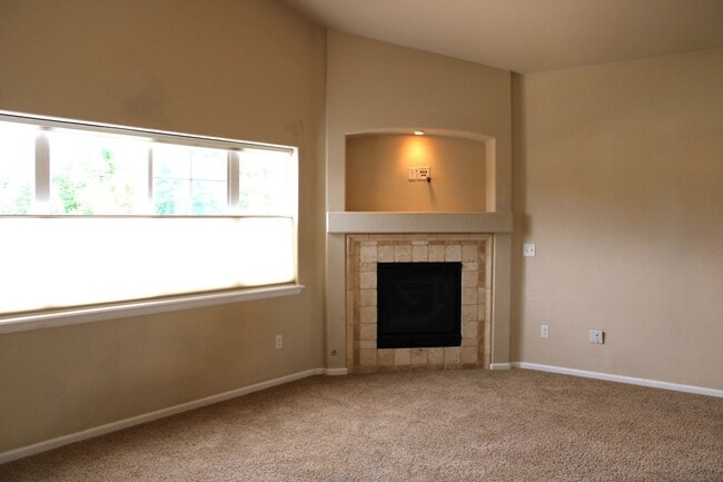 Building Photo - Beautiful 2 Bedroom Townhome