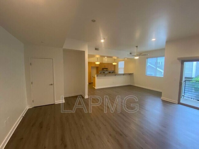 Foto del edificio - 6428 Woodley Ave