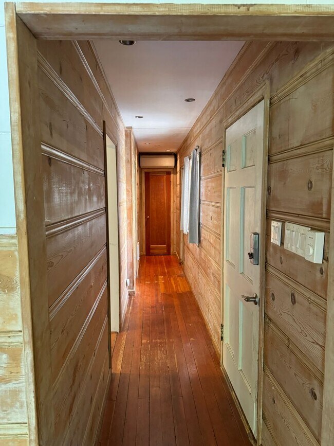 Building Photo - Charming Roomy Cottage Style - 2 bedroom 1...