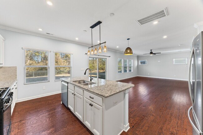 Foto del edificio - Classic finishes paired with an open, versatile layout!