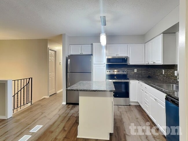 Building Photo - 6865 Buckingham Rd