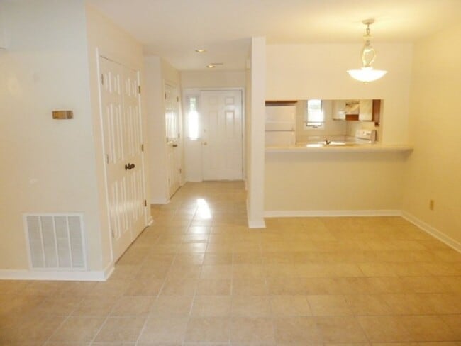 Building Photo - Available Now! Updated 2br 2ba Garden-Style Condo in Mill Creek! Walk to Campus