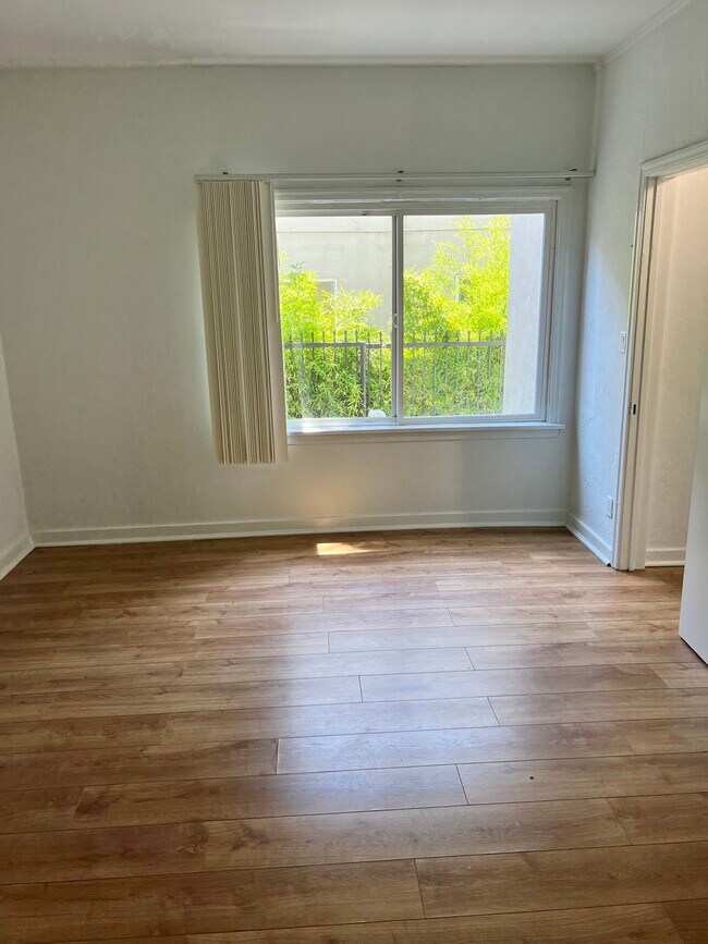 Foto del edificio - 625 S Dunsmuir Ave