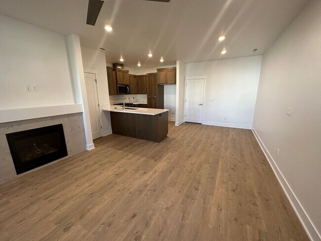 Foto del edificio - POOL & Clubhouse! 3 Bdrm, 2.5 Bath 1450 sq ft Townhouse, All Appliances, Gas Heat & A/C, Pet OK, ...