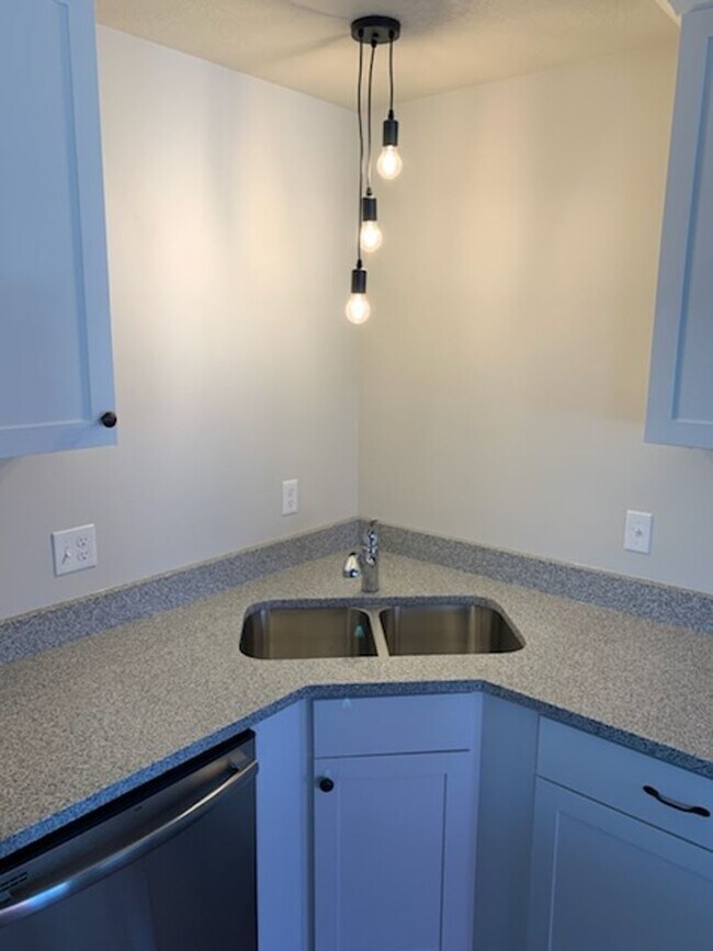 Foto del edificio - Spacious 4-Bedroom End-Unit Townhome with 2-Car Garage | Pet-Friendly | American Fork