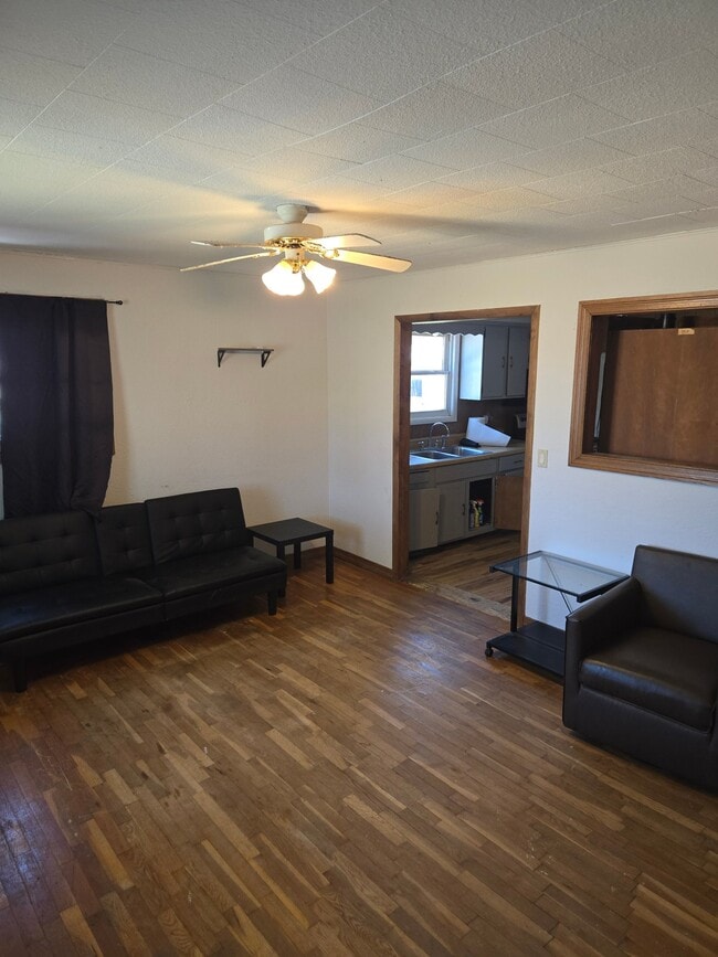 Building Photo - 503 N Miller St