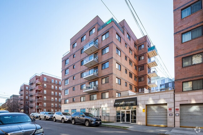 Building Photo - Garden Hill