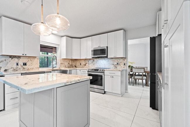 Foto del edificio - 2745 Omega Pl