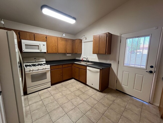 Building Photo - Cute and clean 4 bedroom home available now