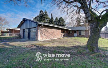 Building Photo - 119-121 S Garrison Rd