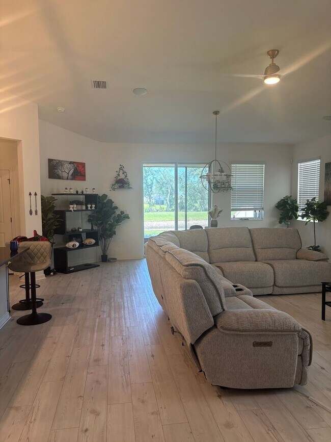 Foto del edificio - Spacious 4BR House in Riverview with peaceful pool and creek