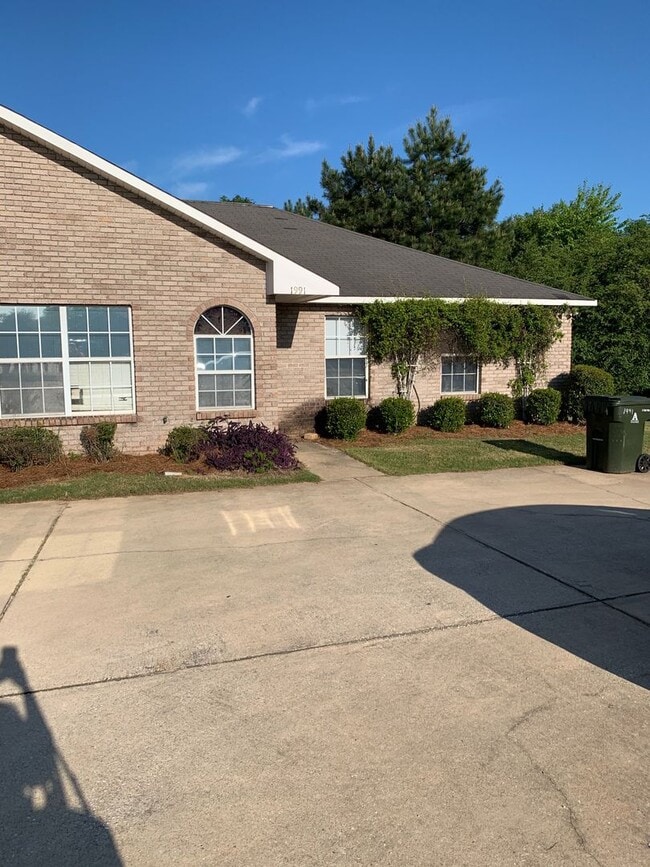 Building Photo - 3bed/2bath Duplex in Harmon Estates Availa...