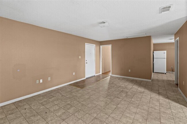 Building Photo - 2200 Peach Ave