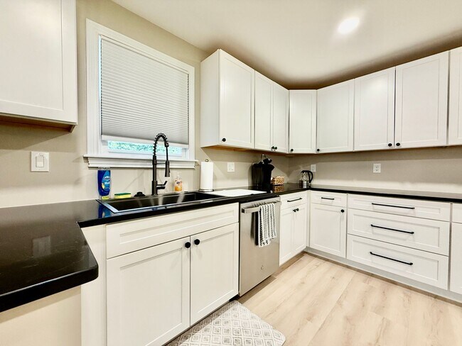 Building Photo - Brand new remodeled home in Monroe!