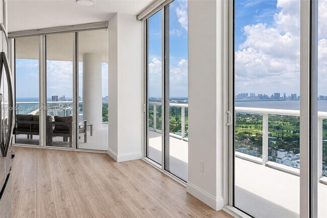 Foto del edificio - 6365 Collins Ave