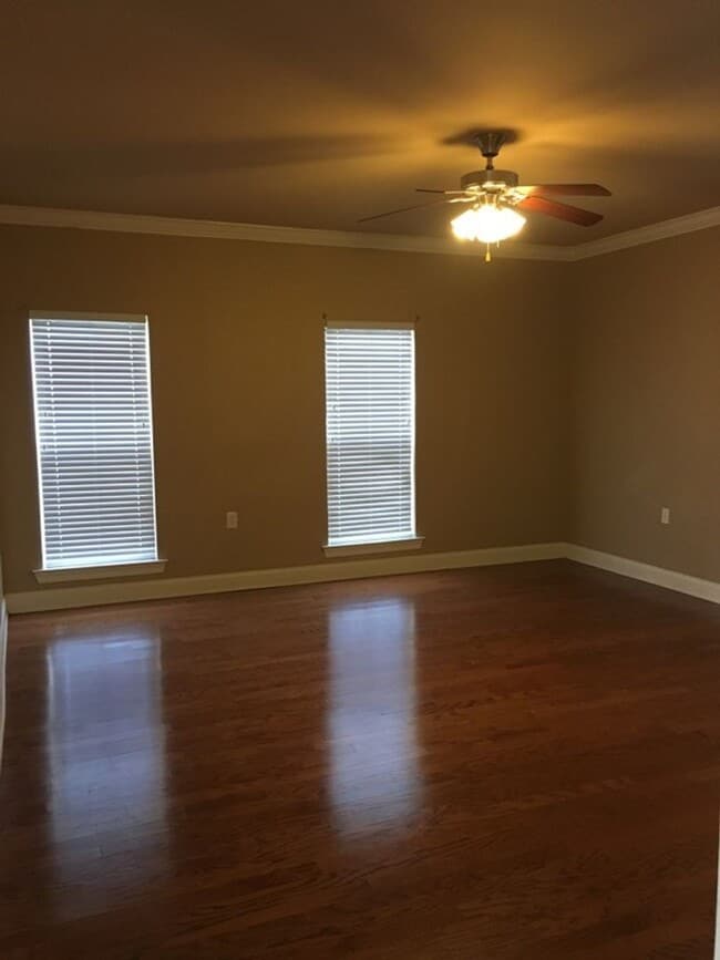 Building Photo - 2 bedroom 2 bath Handicap unit