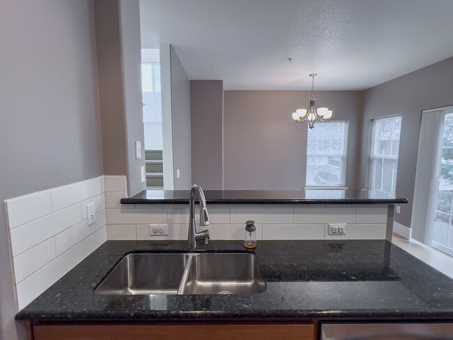 Foto del edificio - Enjoy this 3 Bedroom 2.5 Bathroom End Townhome ~ 2 Car Garage + Washer & Dryer! Great Cedar Mill ...