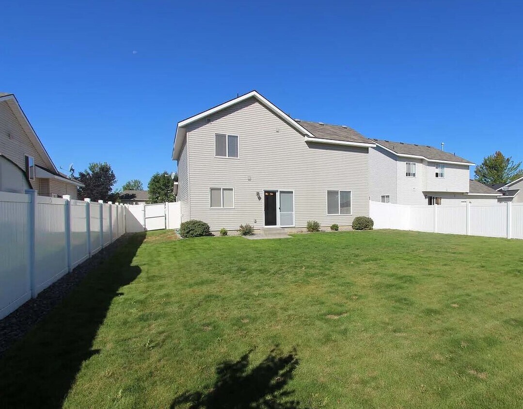 7416 N Courcelles Pky, Coeur d'Alene, ID 83815 House Rental in Coeur