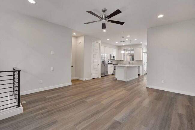 Foto del edificio - Sophisticated Camelback Corridor Tri-Level Townhome now available!
