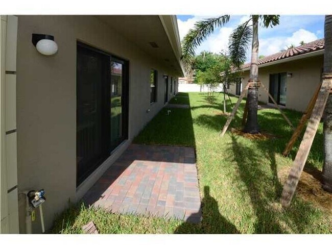Foto del edificio - 1045 Villas LLC (1035 NE 10th Ave)