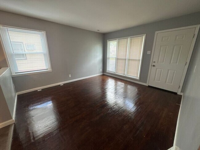 Building Photo - 3 bedroom 1 bathroom single-family