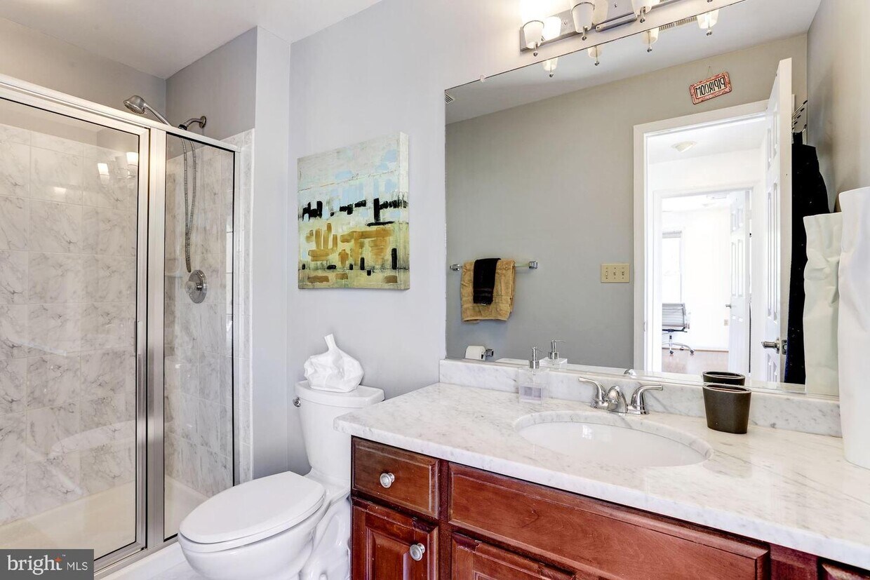 Foto principal - 2409 1/2 20th St NW