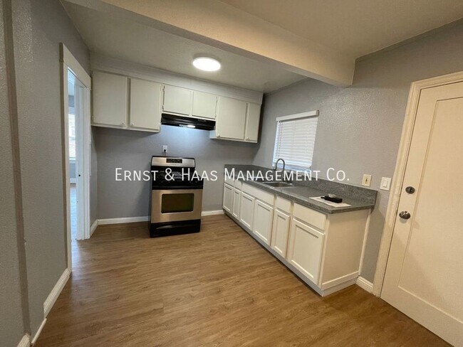 Foto del edificio - Fantastic 4 Bedroom  2 Bath Apartment Near...