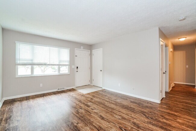 Foto del edificio - 1328 Whitby Square N