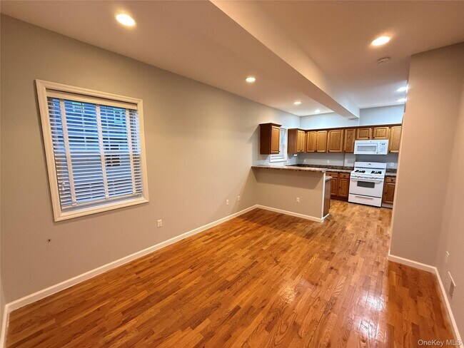 Building Photo - 10 Burnside Ave