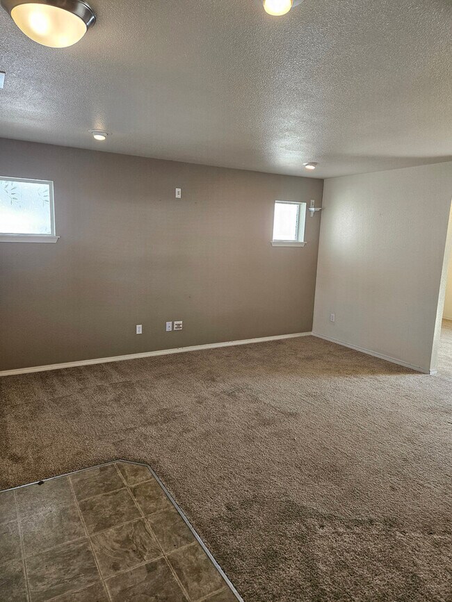 Building Photo - Silver Creek Home