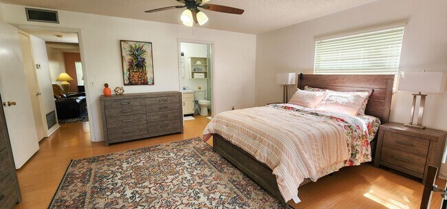 Foto del edificio - Coming Soon! Beautifully furnished 1 bedroom 1.5 bath condo