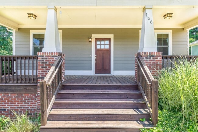 Foto del edificio - Modern Craftsman-Style Home in West Asheville