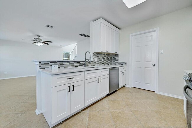 Building Photo - Fenced Yard, Fresh Paint, Open Floor Plan