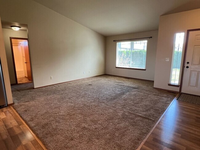 Foto del edificio - Beautiful 3 bed/2 bath home with garage, a/c and private covered patio!