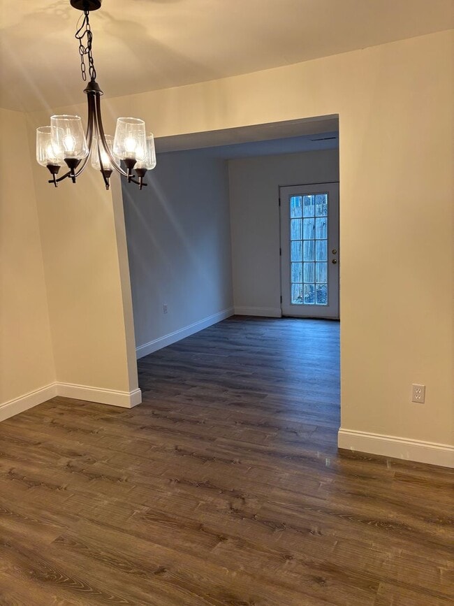 Building Photo - Pristine & Move-In Ready Townhome in Olde Forge!