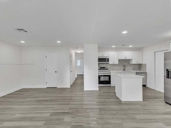 Building Photo - 4840 SW 25th Ave